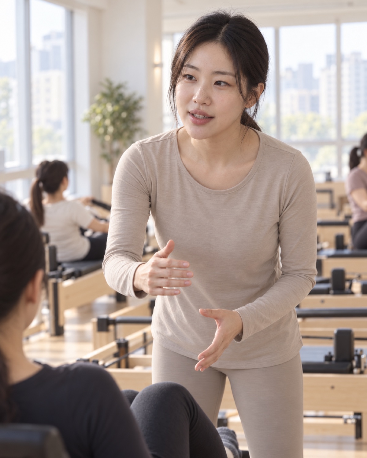 수업 중 회원 쪽을 보며 동작을 설명하는 강사